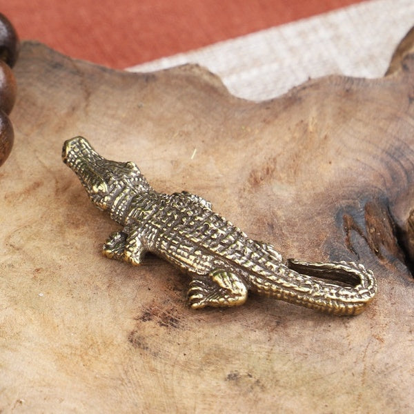 Mini Brass Crocodile Statue Vintage Key Chain Decoration Ornament Animal Sculpture Home Office Desk Ornament Funny Toy Gift