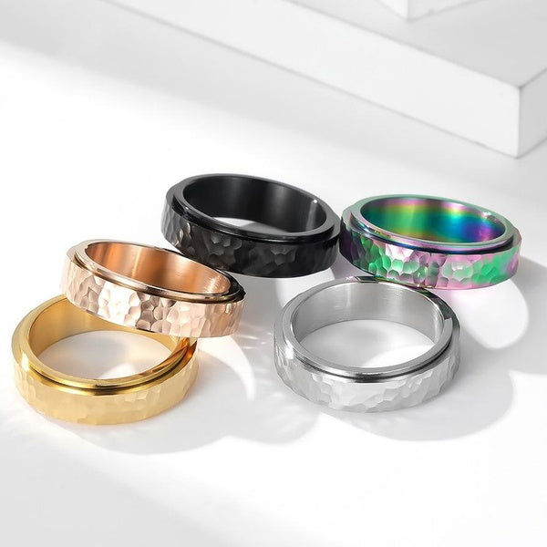 Bague rotative en acier au titane de 6 mm de large fabriquée à la main avec facettes martelées pour femmes et hommes.