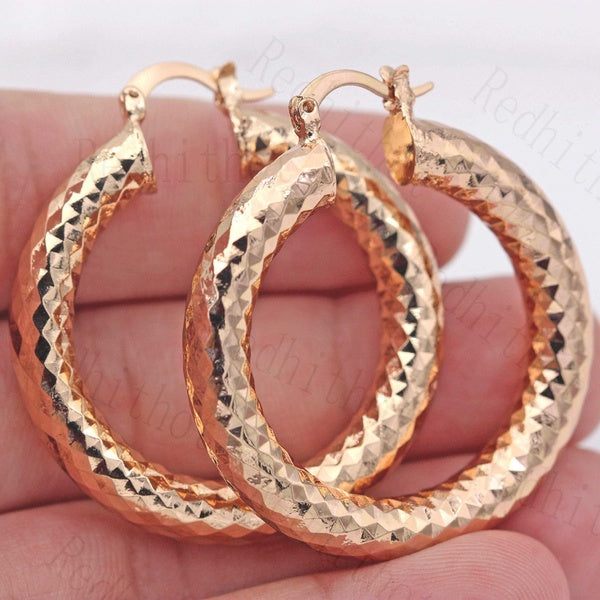 1 paire de boucles d'oreilles Big Round Carving Rhombus Luxury Bling Bling Fashion Hoop Party
