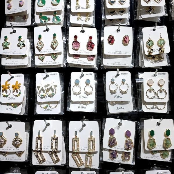 Nouveau style en gros lots mélangés 20 paires unique plaqué or de qualité supérieure irrégulière rare mode dame en pierre boucles d'oreilles pendante