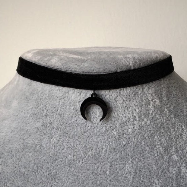 Gothic Black Crescent Moon Choker Necklace Grunge Black Velvet Jewelry Gorgeous Women Punk Gift Gothic Statement Goth New