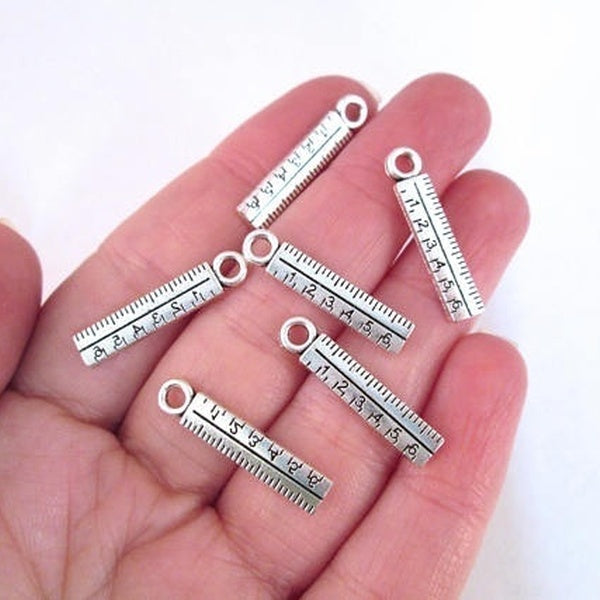 25 pcs charmes de règle plaqués argent, charmes de professeur, charmes d'école