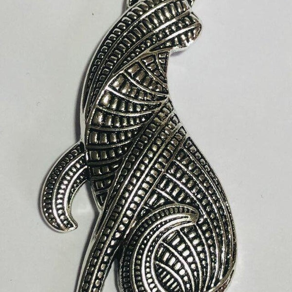 Belle broche châle chat assis de style celtique art déco argenté