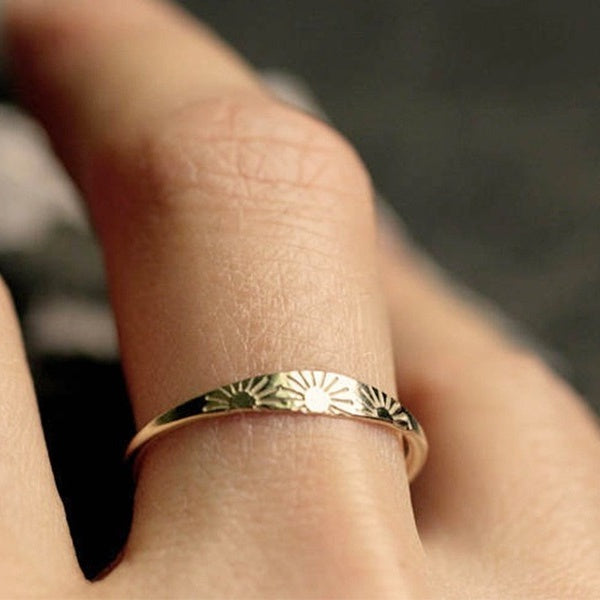 Fashion exquisite charming little sun ring female simple jewelry princess European and American style bride wedding engagement ring lucky jewelry bir