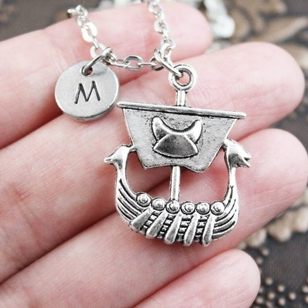 Collier de bateau viking, collier initial, collier viking, collier gravé, cadeau vikings, bijoux en étain, collier monogramme, collier de charme