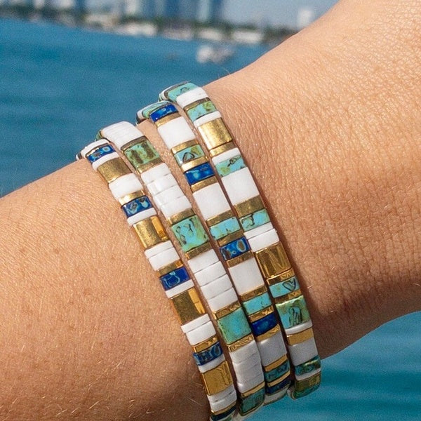 1pc Bracelet de perles Tila, Bracelet de perles plates, Bracelet extensible, Bracelet empilable, Bracelet bleu, blanc, turquoise et or, Bijoux minima