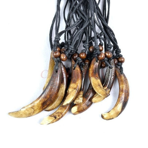 Gros lot 10 PCS Vintage Look Brun Foncé Tibétain Conception Tribale Brut Sanglier Dent Charme Charme Pendentif Collier