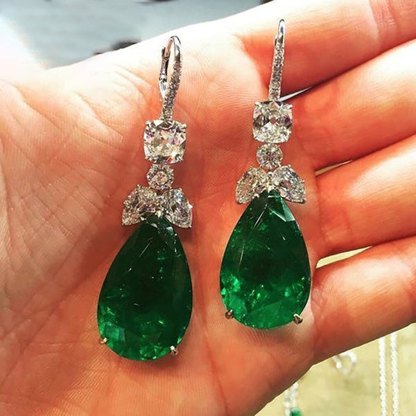 Boucles d'oreilles pendantes en forme de cerceau plaqué argent avec pierre de côté émeraude taillée en forme de larme pour femme