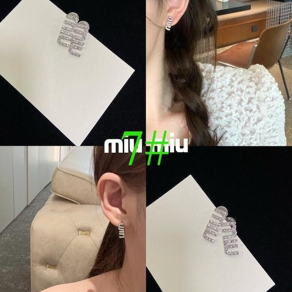 Articles de mode pour femmes flambant neufs. HigiArticles de mode pour femmes flambant neufs. Boucles d'oreilles de haute qualité avec marques déposé