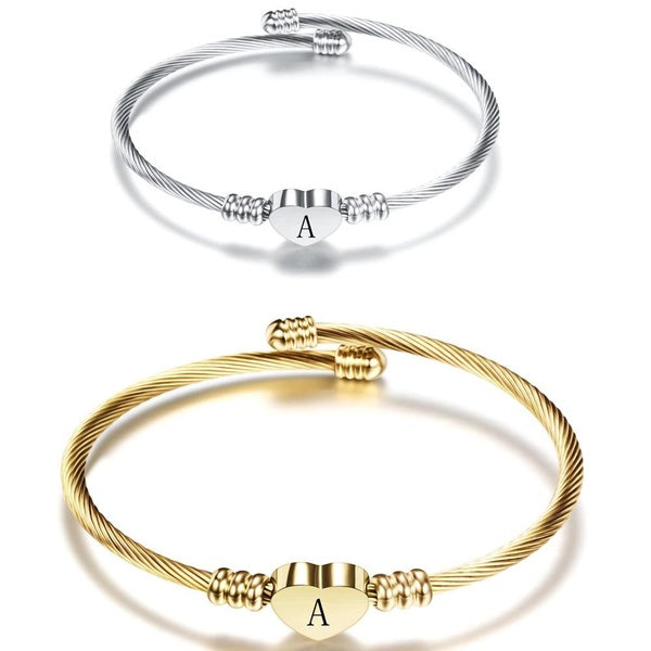 Bracelet Femme Acier Inoxydable Design Ouvert avec une Lettre Pendentif en Forme de Coeur au Milieu Présentant un Charme Personnel Bijoux Cadeau pour