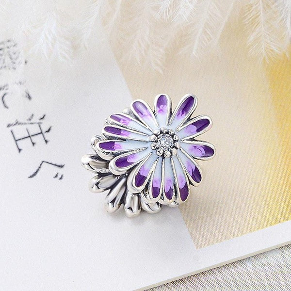 La perle de charme de marguerite en émail violet en argent sterling 925 convient aux bracelets de bijoux européens