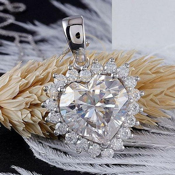 Amour Coeur Coupe Brilliance Blanc Saphir Pendentif Collier Côté Moissanite Pierre Charme Collier pour Femmes Tempérament Exquis Mariage Fiançailles