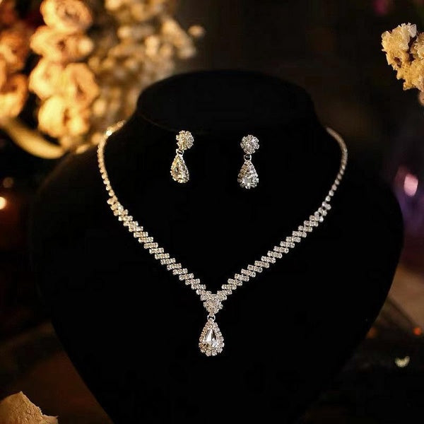 Stunning Two-Piece Jewelry Set with Delicate Necklace and Earrings，Exquisite Water Drop Chain Necklace and Choker for Women's Evening Attire