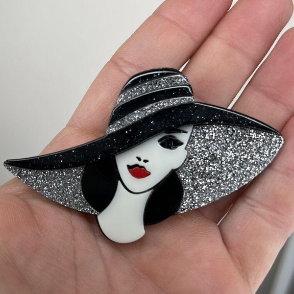 Broche acrylique superposée Femme au chapeau Figural Black Silver Sparkles Art Deco Pin