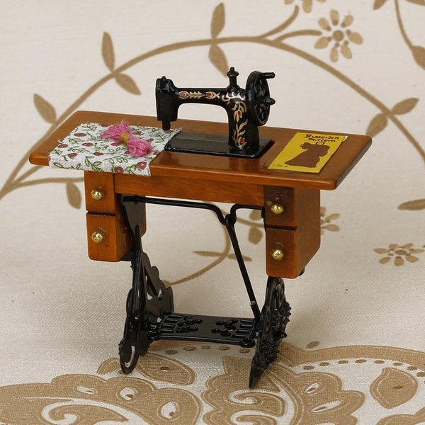 1-12 Doll Mini Vintage Miniature Sewing Machine With Cloth Furniture Toys for Dollhouse Accessories Decoration