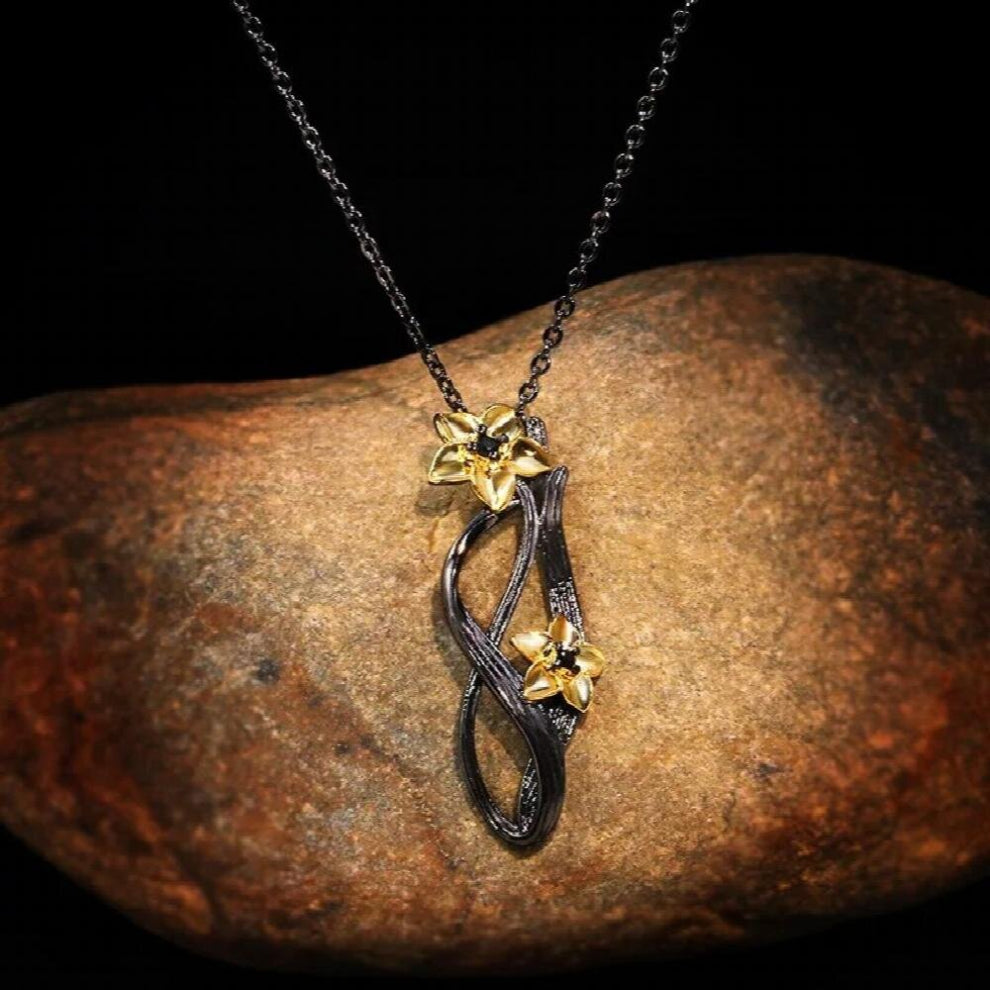 Charms Jewelry Delicate Flower Pendant Necklace for Women Retro Tungsten Sweater Chains Chokers