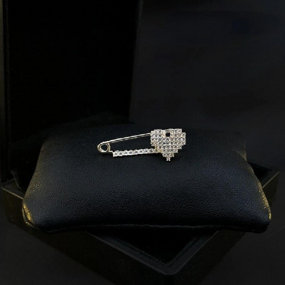High-End Heart Pin Women Rhinestone Heart-Shaped Brooch Fixed Clothes Cardigan Pins Jewelry Silk Scarf Buckle Accessories