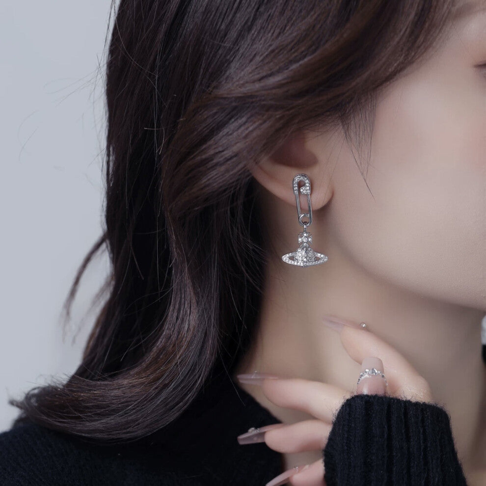 (The pin is full of diamond stud earrings) Saturn pearl necklace Women's pin paper clip Vivian the same pendant stereo planet