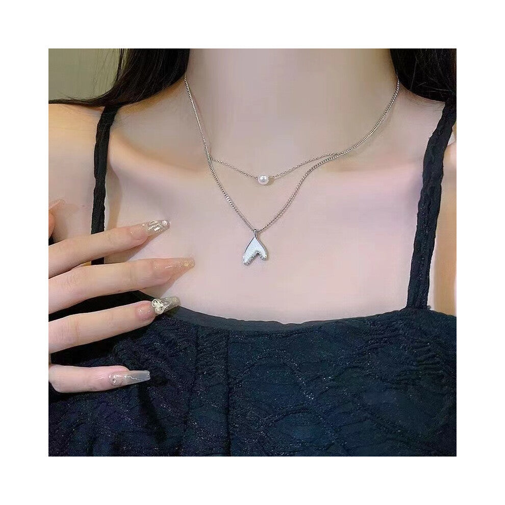 (A small fishtail necklace) Ins-style pearl necklace, versatile for women, niche design, high-end, light luxury, collarbone chain, heart pendant acces