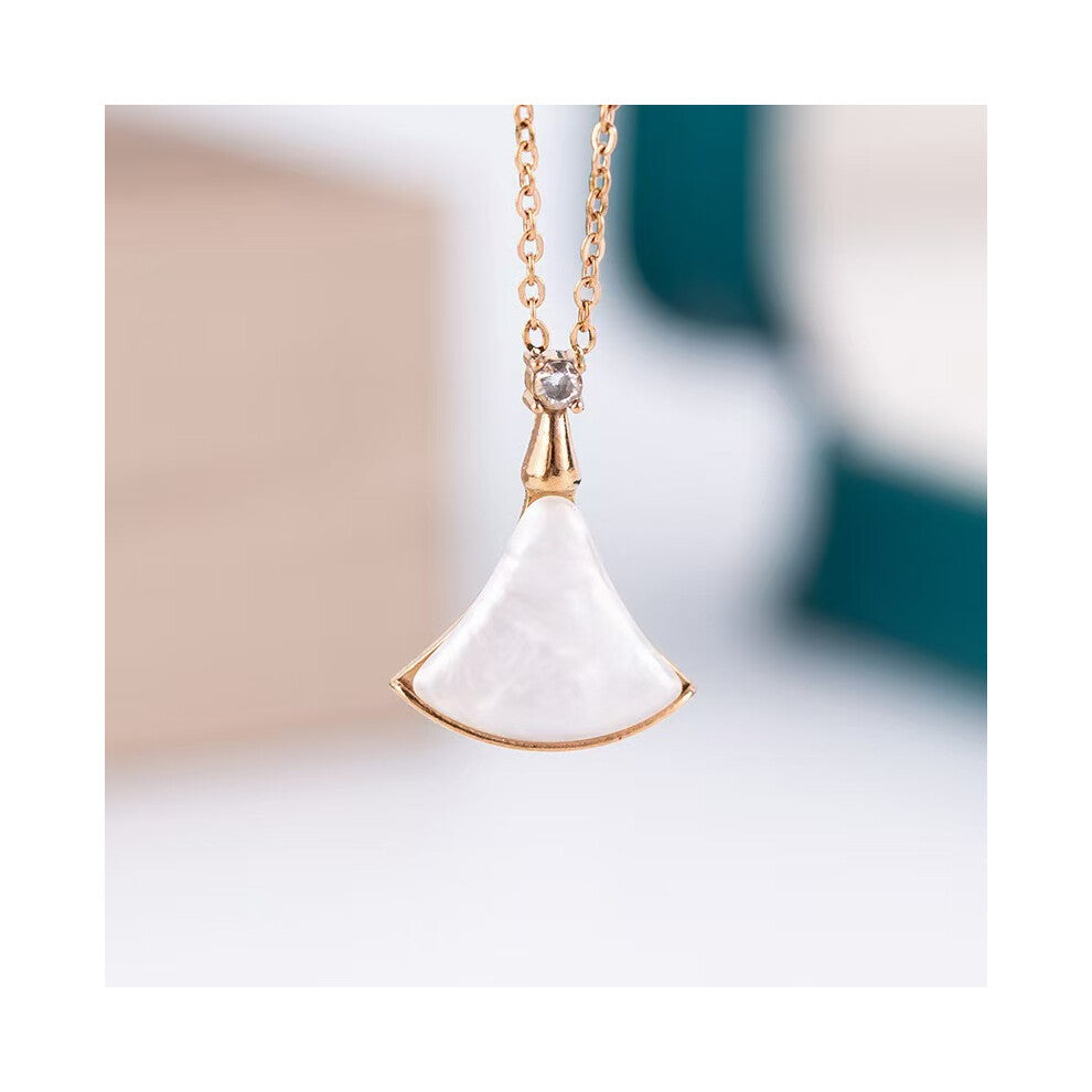 (Rose gold and white dress necklace) A red, black and white swan necklace for women, 18K real gold electroplated and diamond-encrusted collarbone chai