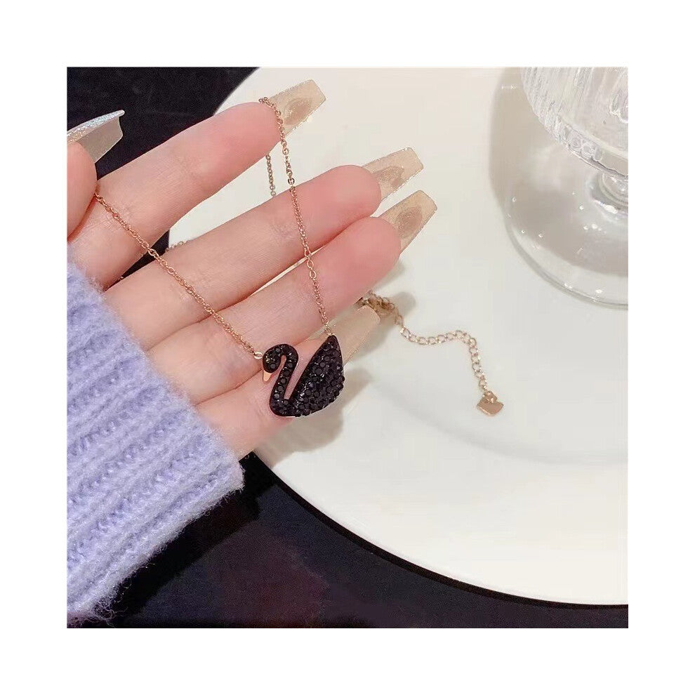 (Rose gold black swan necklace) A red, black and white swan necklace for women, 18K real gold electroplated and diamond-encrusted collarbone chain, el
