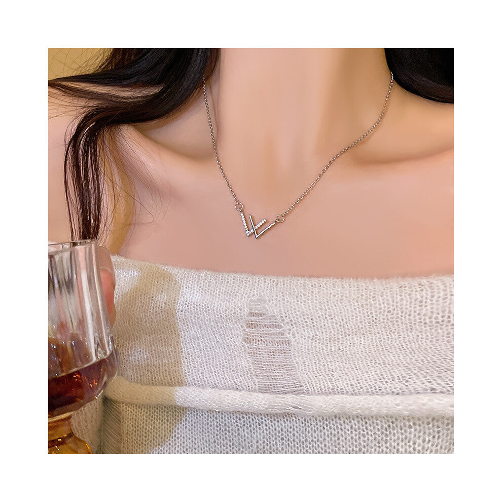 (X009 Silver # Design Sense W pendant) This high-end, light luxury necklace features a spicy girl pearl collarbone chain with a fashionable and versat