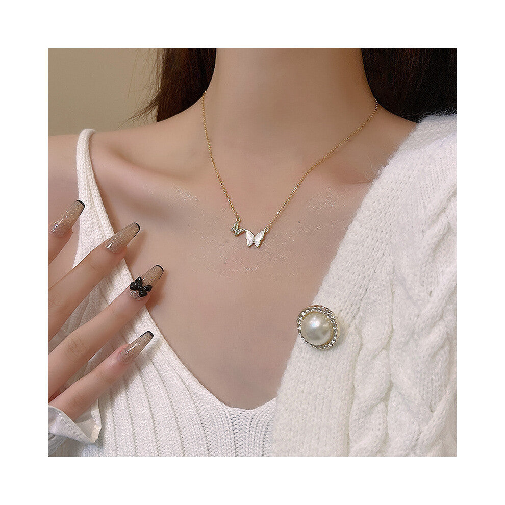 (X1024 Gold # Double Butterfly Necklace) This high-end, light luxury necklace features a spicy girl pearl collarbone chain with a fashionable and vers