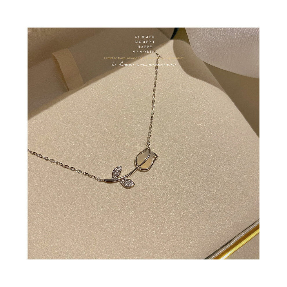 (X1046 Silver # Tulip Flower Necklace) This high-end, light luxury necklace features a spicy girl pearl collarbone chain with a fashionable and versat