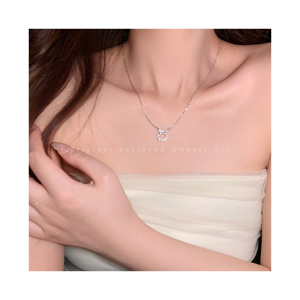 (X1077 Silver # Bow Zircon Necklace) This high-end, light luxury necklace features a spicy girl pearl collarbone chain with a fashionable and versatil