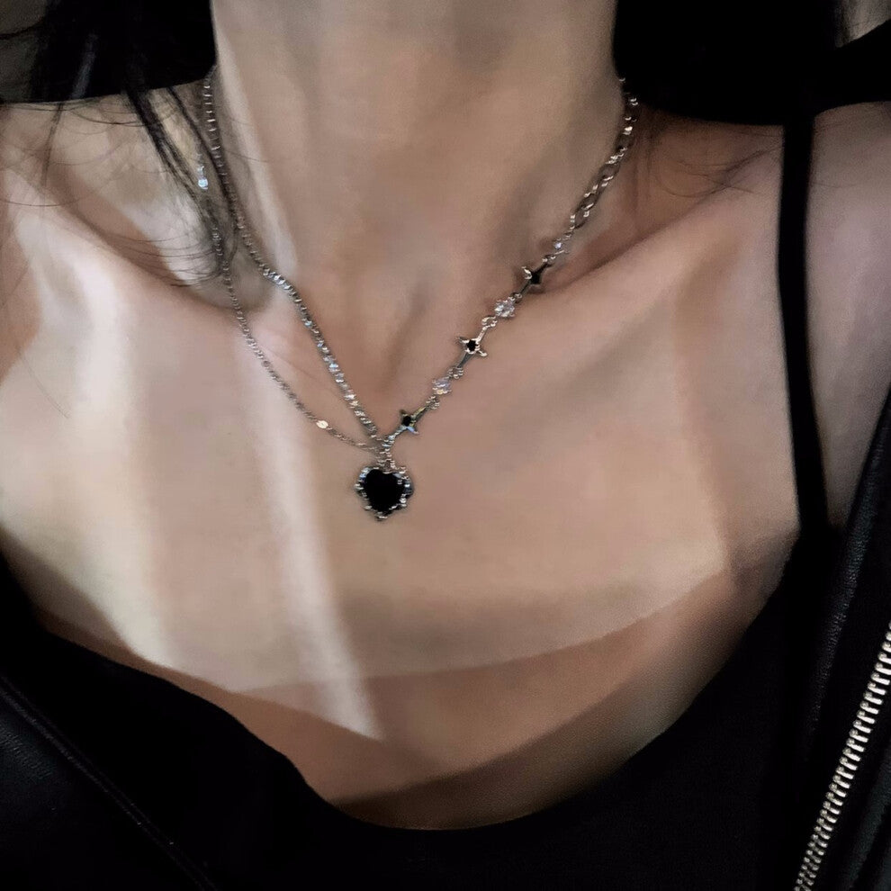 (X1100 silver # High-end heart-shaped necklace) This high-end, light luxury necklace features a spicy girl pearl collarbone chain with a fashionable a