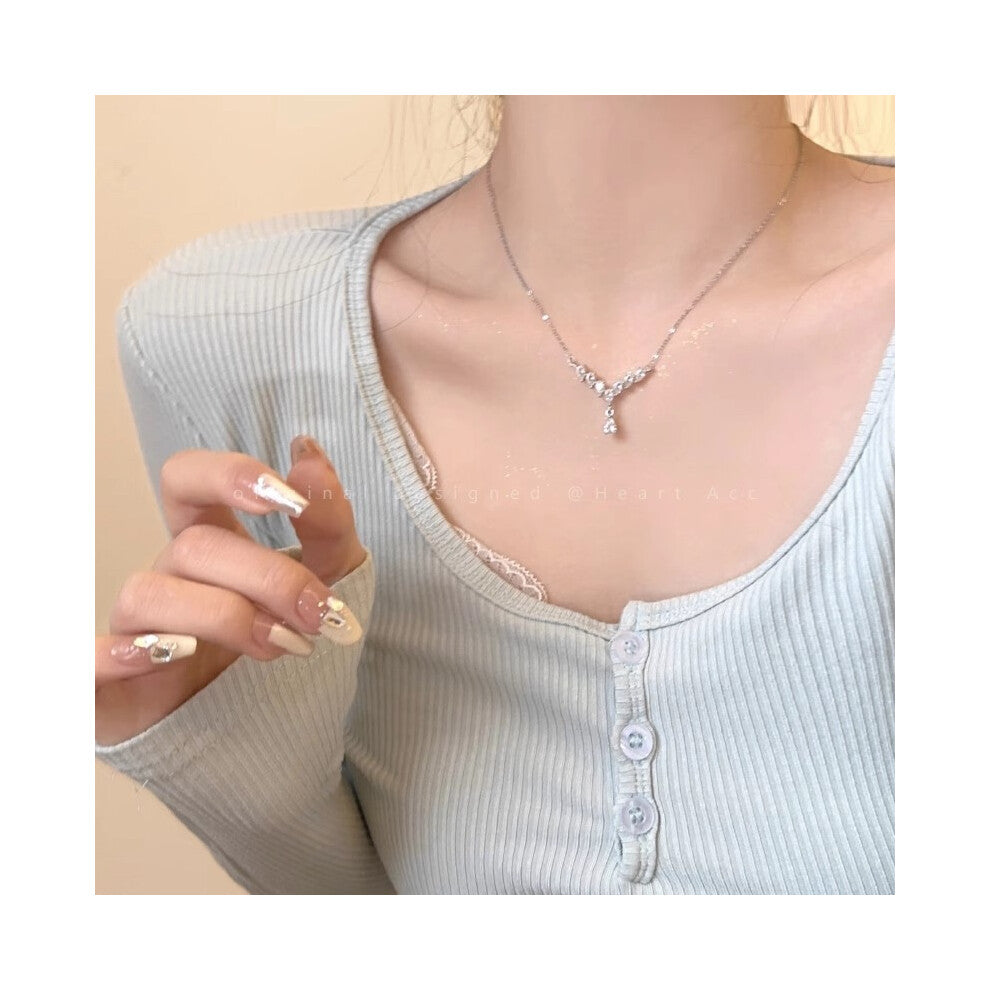 (X1170 Silver # Zircon V-shaped water drop Necklace) This high-end, light luxury necklace features a spicy girl pearl collarbone chain with a fashiona