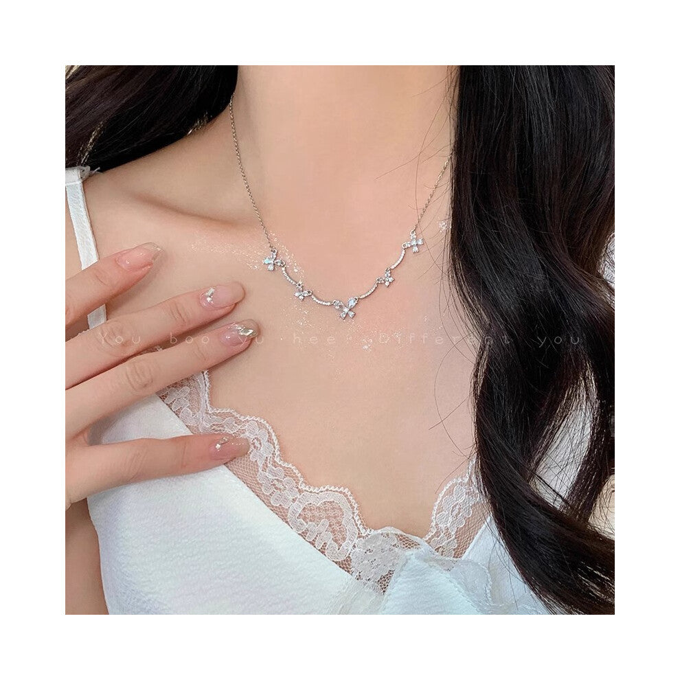 (X1223 Silver # Exquisite Zircon Butterfly Necklace) This high-end, light luxury necklace features a spicy girl pearl collarbone chain with a fashiona