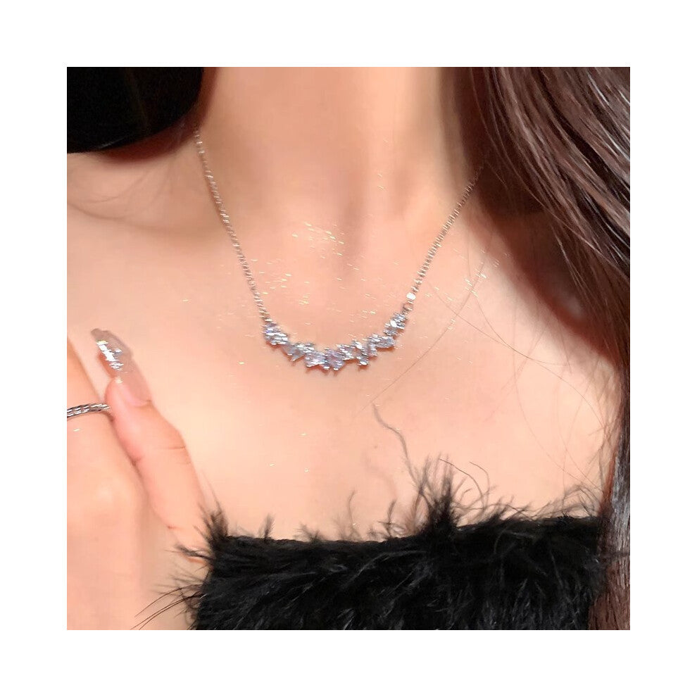 (X1259 Silver # Wisteria Zircon Necklace) This high-end, light luxury necklace features a spicy girl pearl collarbone chain with a fashionable and ver