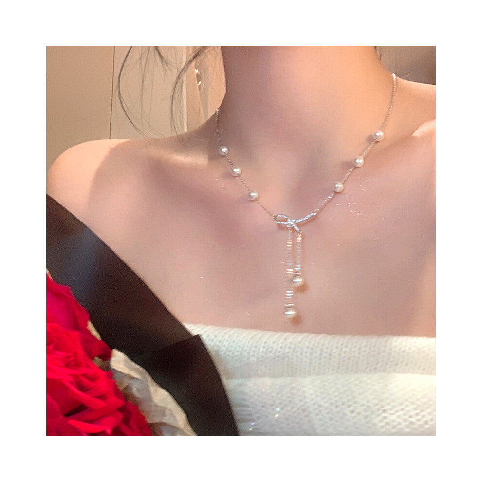 (X1298 silver # Design bow tassel necklace) This high-end, light luxury necklace features a spicy girl pearl collarbone chain with a fashionable and v