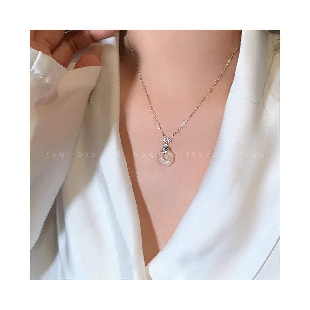 (X1346 Fu Pai) This high-end, light luxury necklace features a spicy girl pearl collarbone chain with a fashionable and versatile accessory