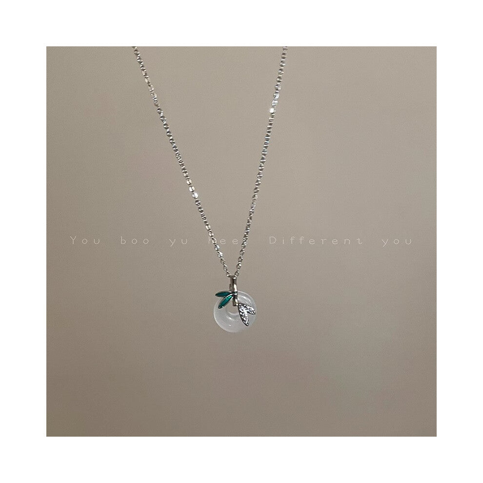 (X1346 Butterfly) This high-end, light luxury necklace features a spicy girl pearl collarbone chain with a fashionable and versatile accessory