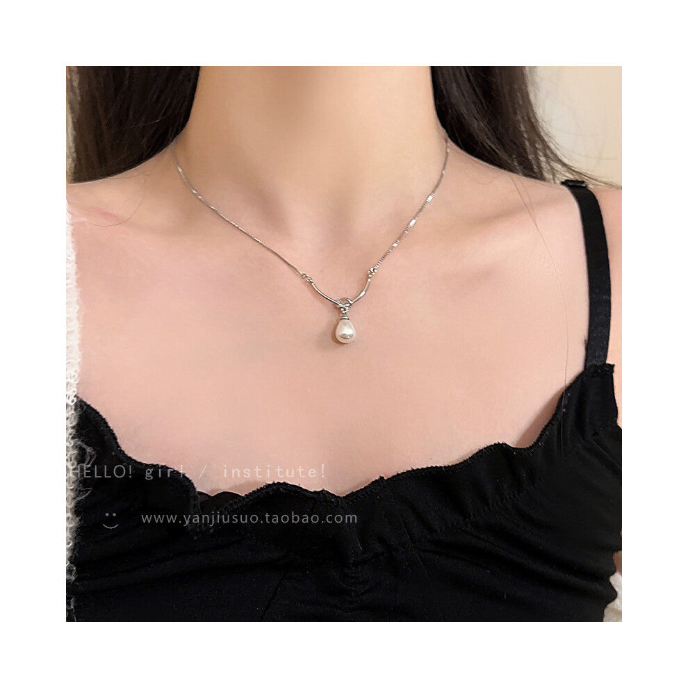 (X1355 silver # Knotted Pearl necklace) This high-end, light luxury necklace features a spicy girl pearl collarbone chain with a fashionable and versa