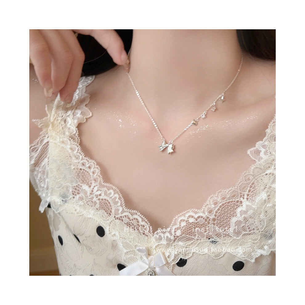 (X1568 Silver # Korean Sweet Butterfly Necklace) This high-end, light luxury necklace features a spicy girl pearl collarbone chain with a fashionable