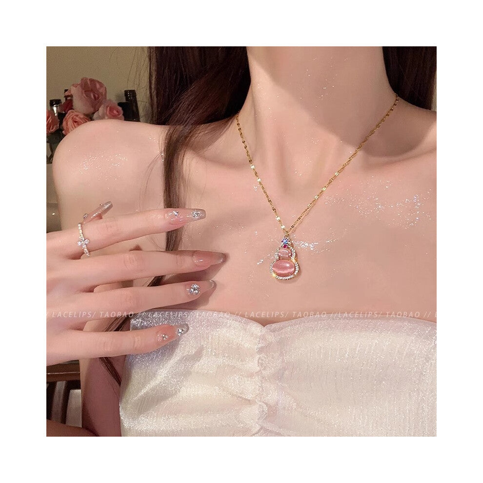 (X1587 Gold # Pink Cat's Eye Gourd Pendant) This high-end, light luxury necklace features a spicy girl pearl collarbone chain with a fashionable and v