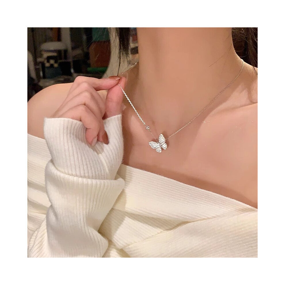 (X1632 silver # Full Diamond Butterfly Necklace) This high-end, light luxury necklace features a spicy girl pearl collarbone chain with a fashionable