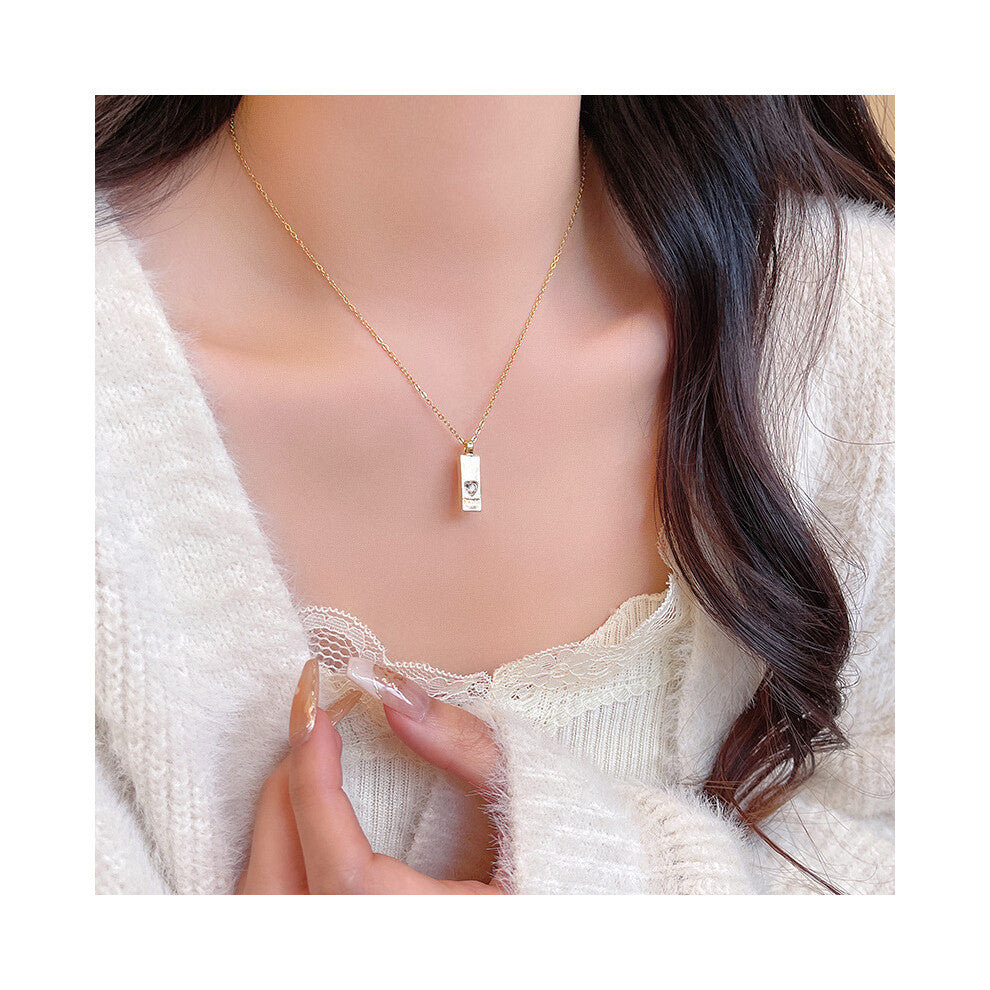 (X1655 Gold # Niche Square pendant Necklace) This high-end, light luxury necklace features a spicy girl pearl collarbone chain with a fashionable and