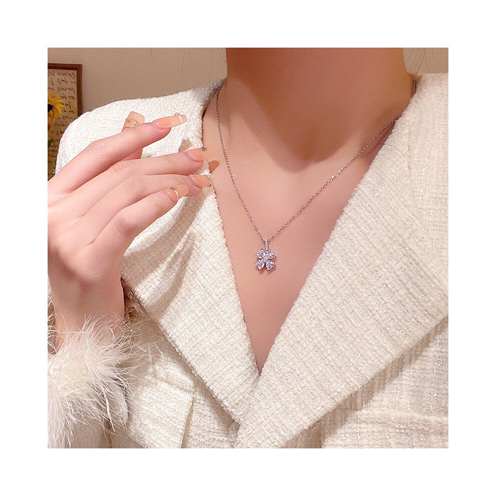 (X446 Silver # Lucky Flower Necklace) This high-end, light luxury necklace features a spicy girl pearl collarbone chain with a fashionable and versati