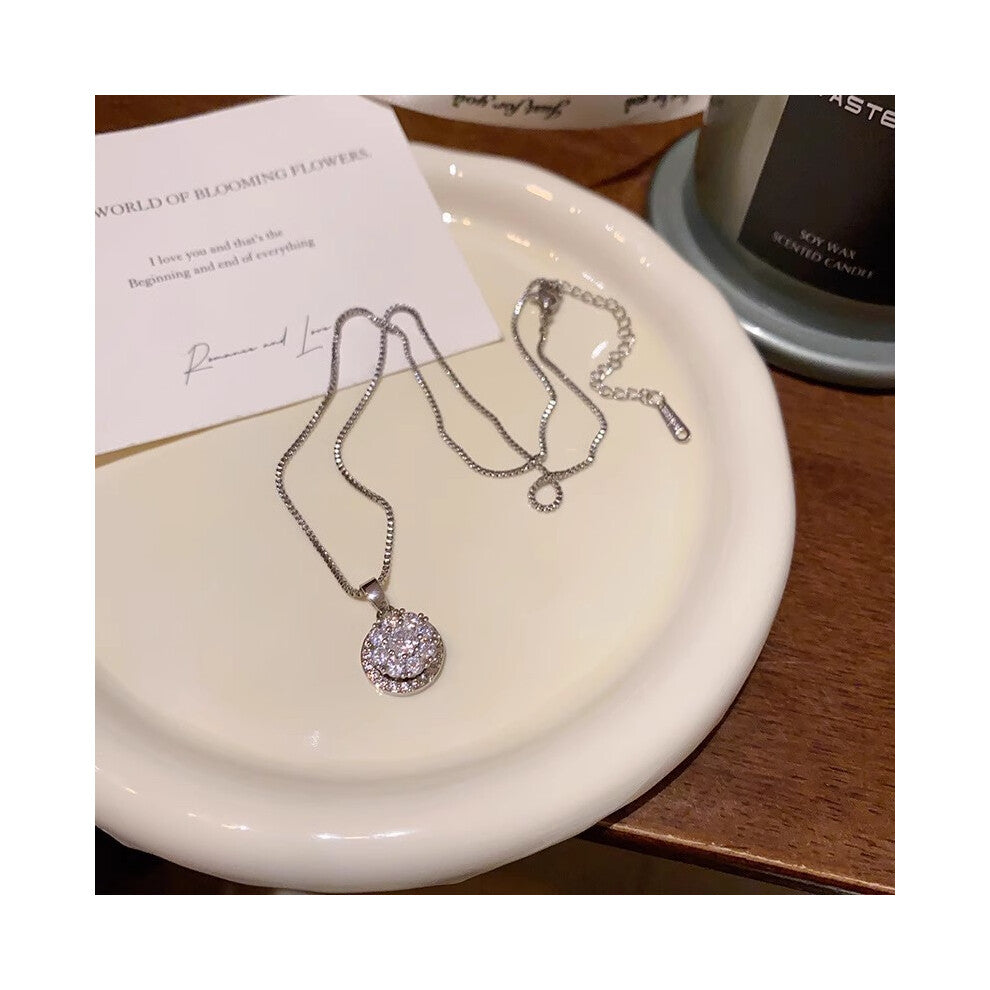 (X716 Silver # Classic Fortune Necklace) This high-end, light luxury necklace features a spicy girl pearl collarbone chain with a fashionable and vers