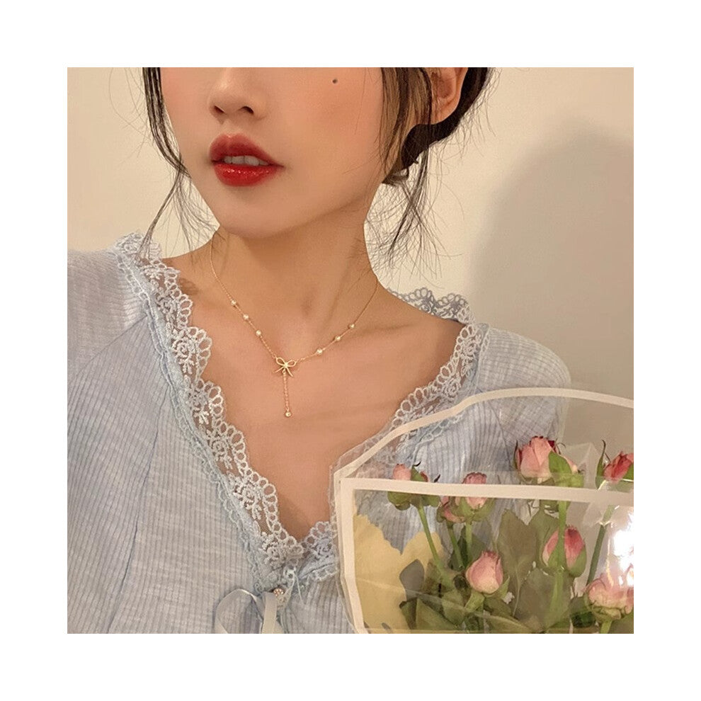 (x744 Gold # Bow Tassel Pearl Necklace) This high-end, light luxury necklace features a spicy girl pearl collarbone chain with a fashionable and versa