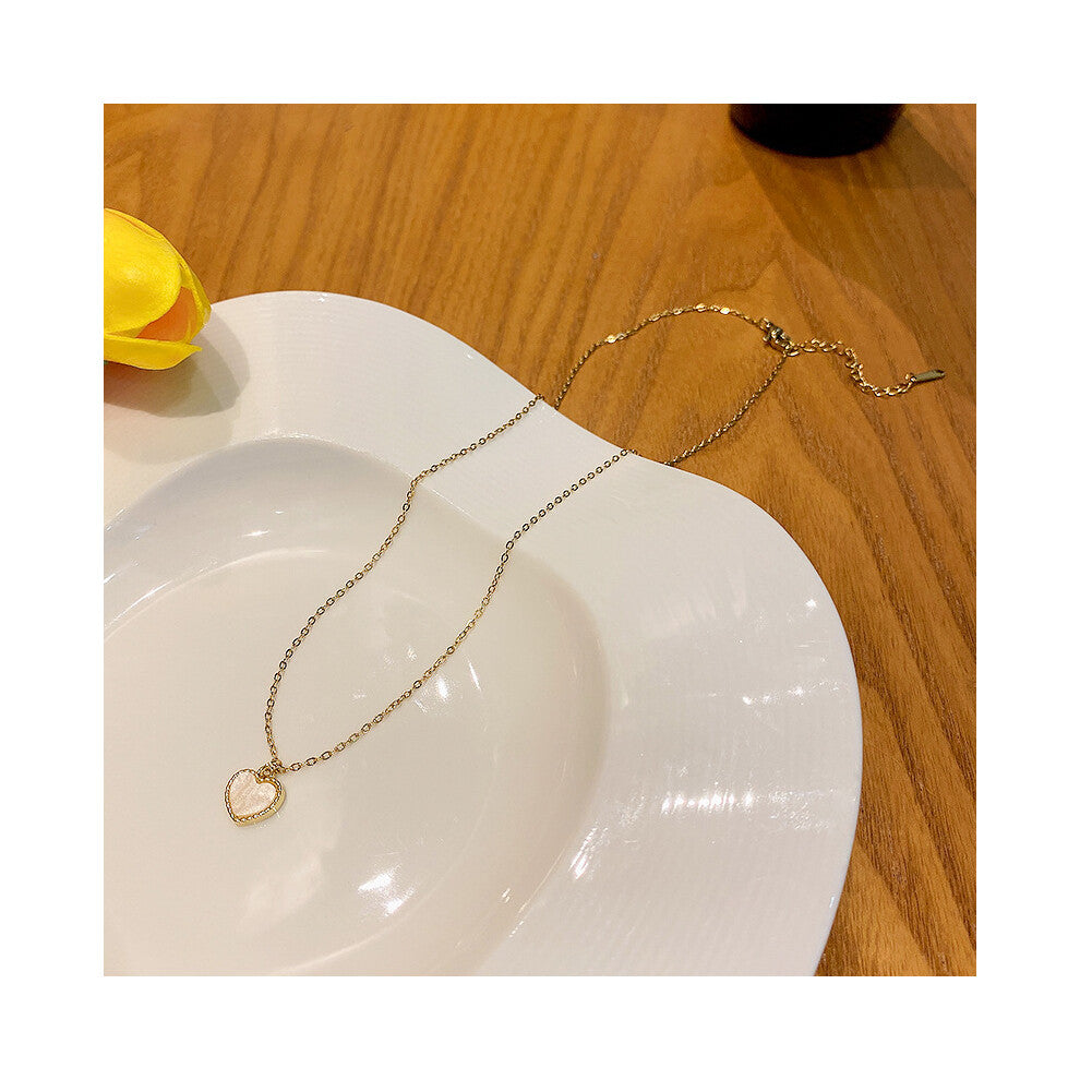(X749 Gold # Simple heart-shaped necklace) This high-end, light luxury necklace features a spicy girl pearl collarbone chain with a fashionable and ve