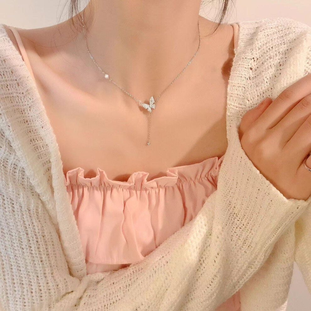(X837 Silver # Butterfly tassel Necklace) This high-end, light luxury necklace features a spicy girl pearl collarbone chain with a fashionable and ver