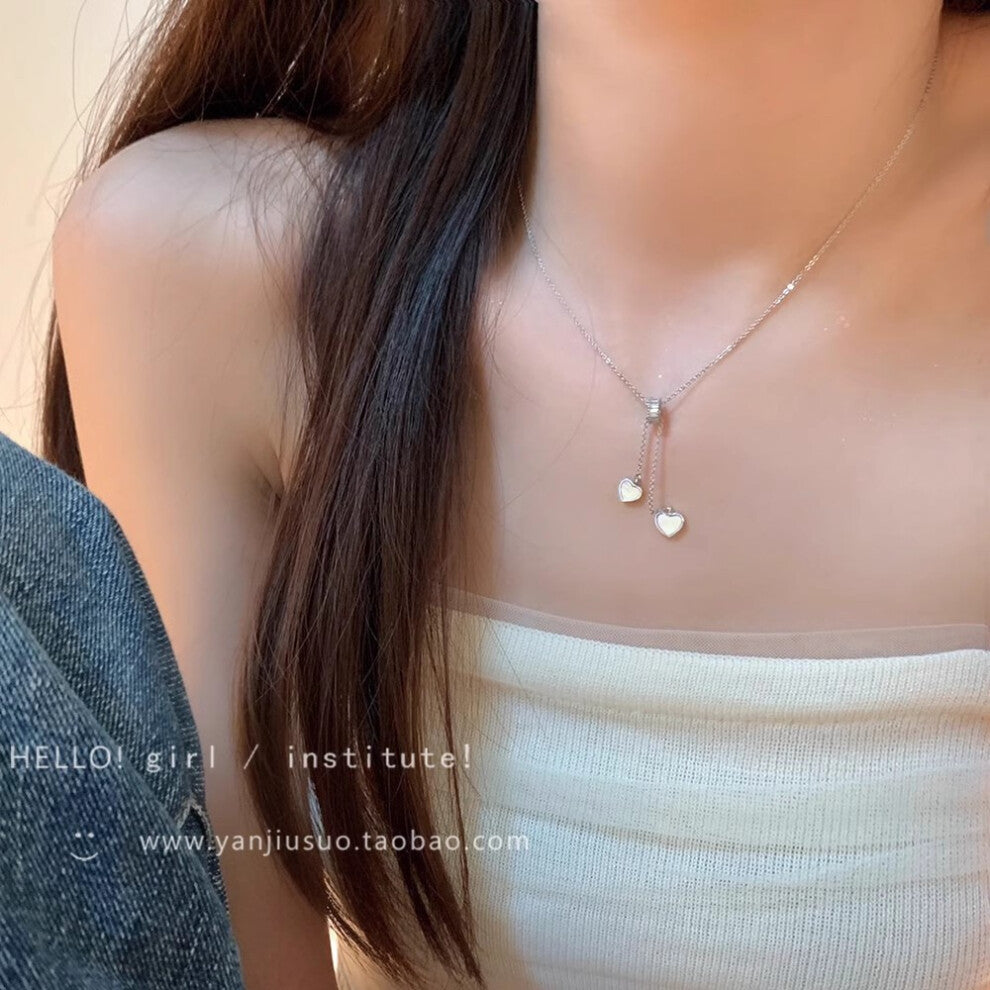 (X882 silver # Double heart-shaped tassel necklace) This high-end, light luxury necklace features a spicy girl pearl collarbone chain with a fashionab