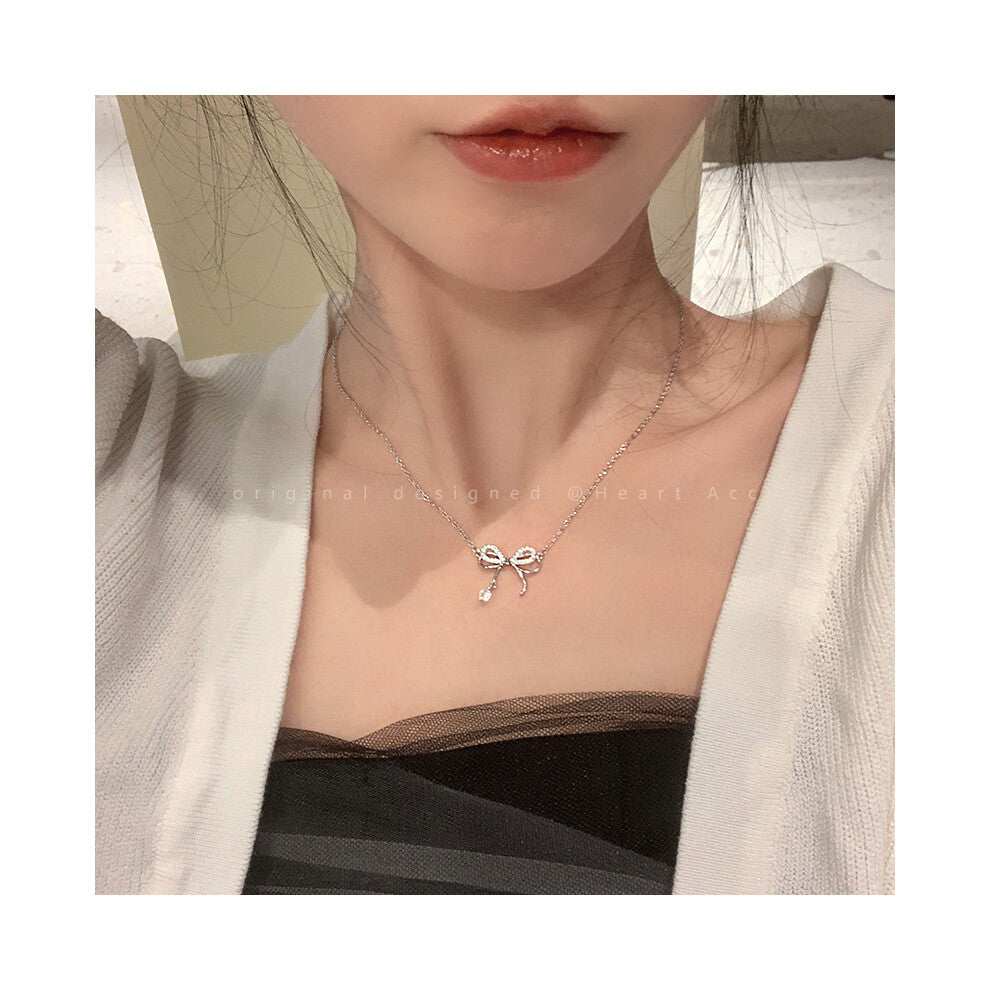 (X897 silver # Bow Zircon Necklace) This high-end, light luxury necklace features a spicy girl pearl collarbone chain with a fashionable and versatile