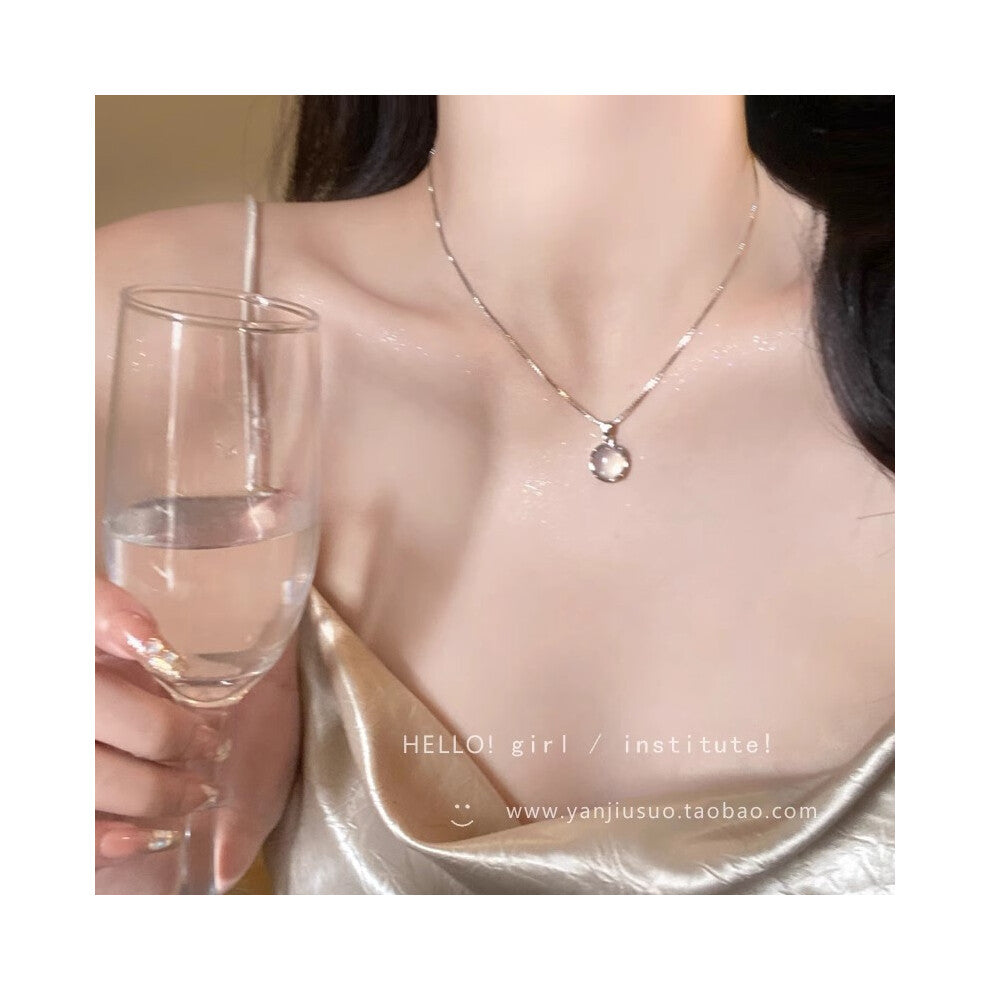 (X913 silver # Moonstone pendant) This high-end, light luxury necklace features a spicy girl pearl collarbone chain with a fashionable and versatile a