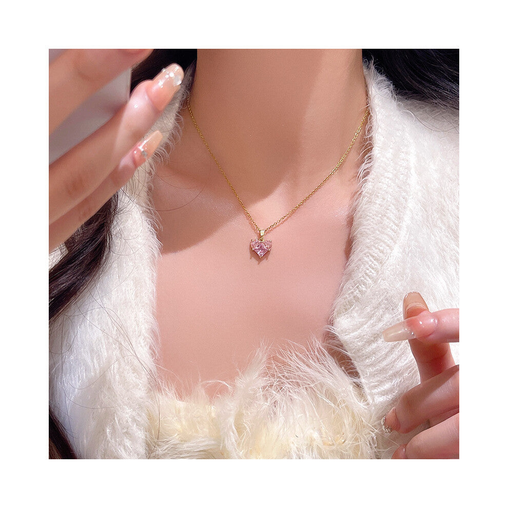 (X974 Gold # Sweet and Cool Pink Zirconium Heart Necklace) This high-end, light luxury necklace features a spicy girl pearl collarbone chain with a fa
